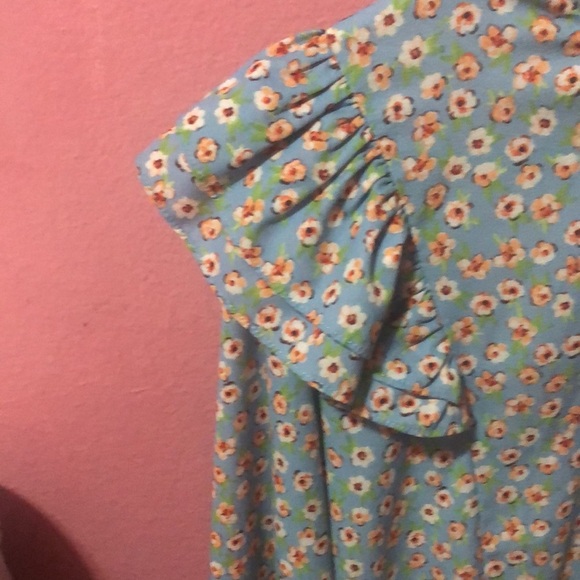 Cute flower top also good for summer - Picture 2 of 3